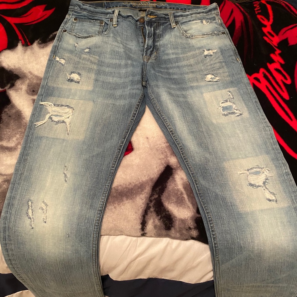 Men’s American Eagle distressed jeans